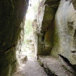 Скельний храм