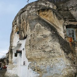 Скельний монастир